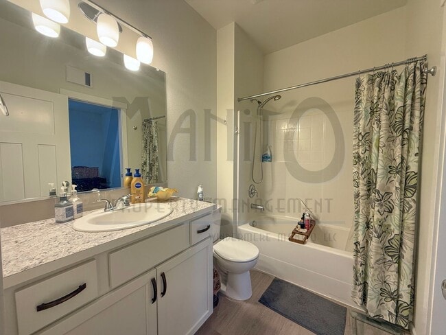 Building Photo - Beautiful Kendall Yards Townhome