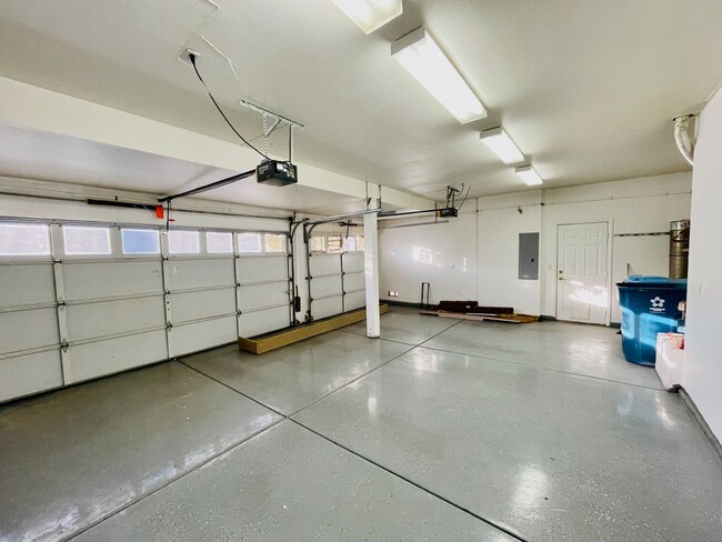 Building Photo - COMING SOON: Hardwood floors, freshly pain...