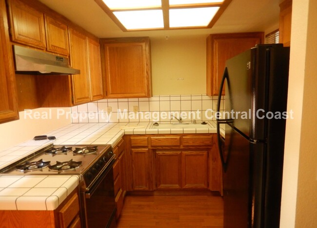Building Photo - AVAILABLE JULY -  2 Bedroom / 1.5 Bath Dow...