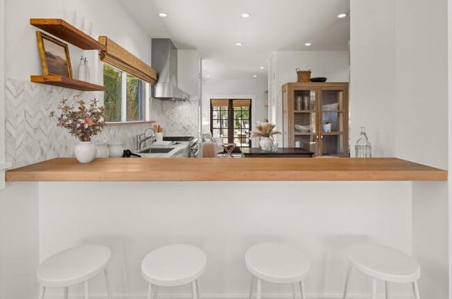 Building Photo - 517 De La Vista Ave