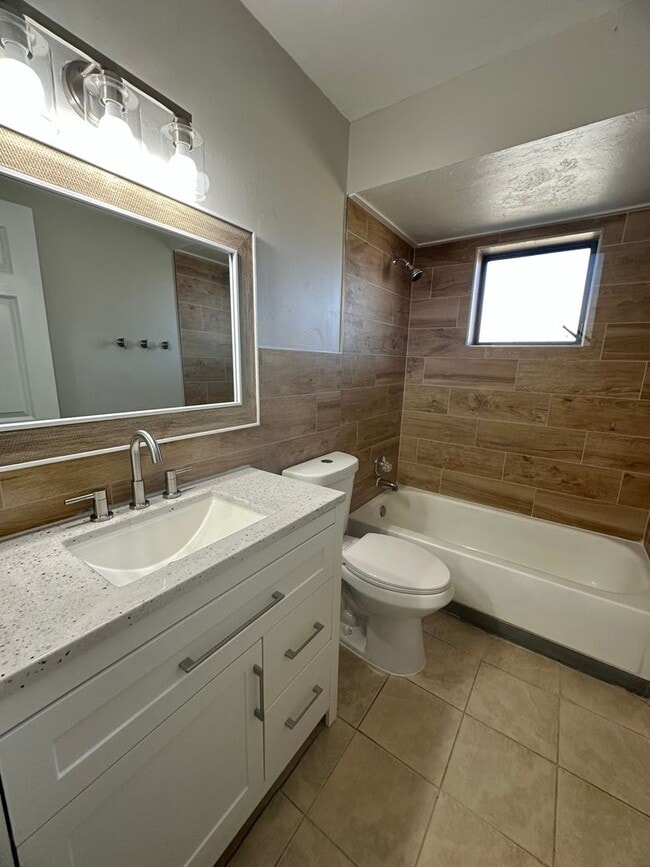 Building Photo - Fenced 3/2 with Screened Lanai in NE Cape Coral