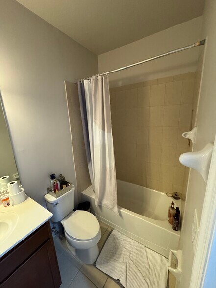 2ND BATHROOM BATHTUB - 8880 NW 102nd Pl