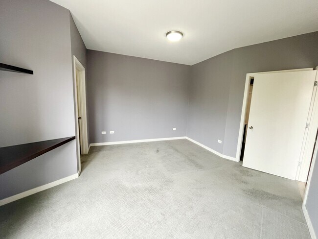 Building Photo - 1075 W Roosevelt Rd