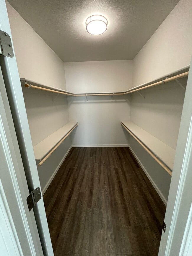 Building Photo - 2 bedroom 2 bath, With garage and fenced yard