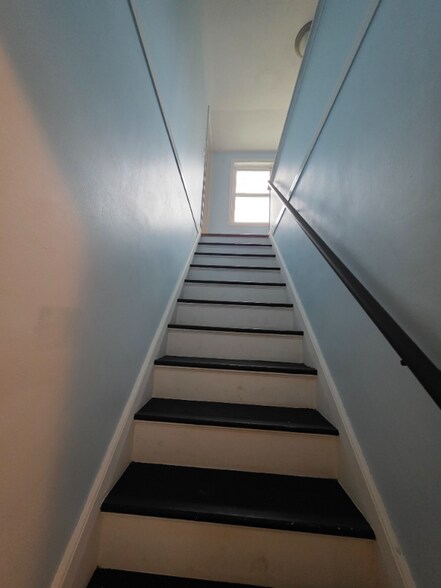 Building Photo - 244 Broadway St E