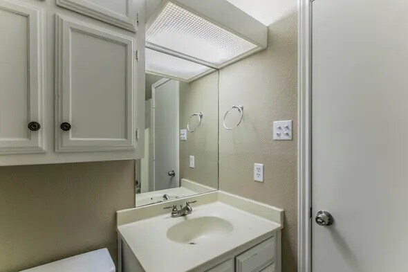 Building Photo - 2804 Stewart Dr