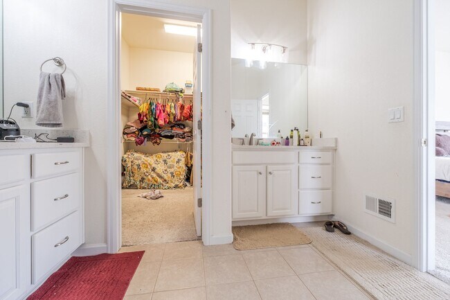 Building Photo - Gorgeous 3 Bed 3 Bath House in Ketcher Farm!