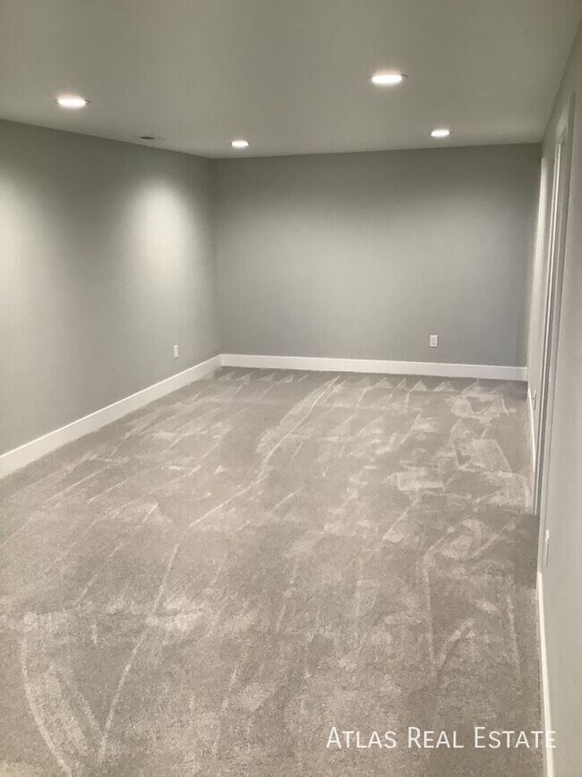 Building Photo - 13666 E Dakota Ave