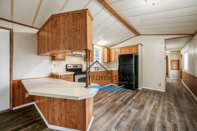 Building Photo - 2 Bedroom 1 Bath Home with Off-Street Park...