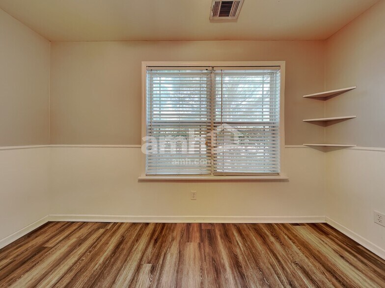 Building Photo - 422 Sea Breeze Dr