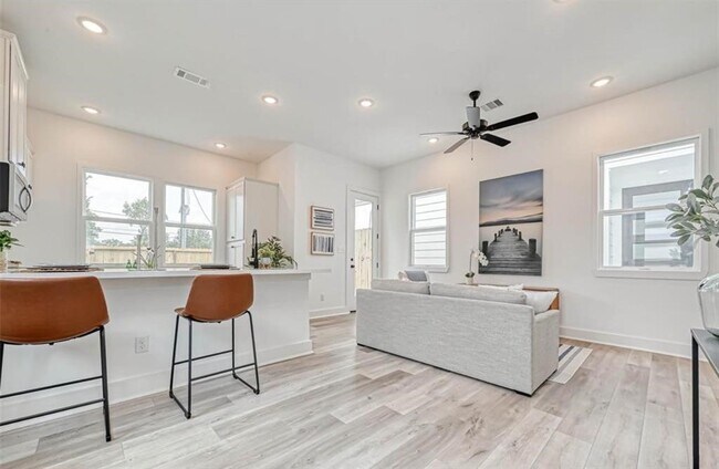 Building Photo - 8405 Schneider St