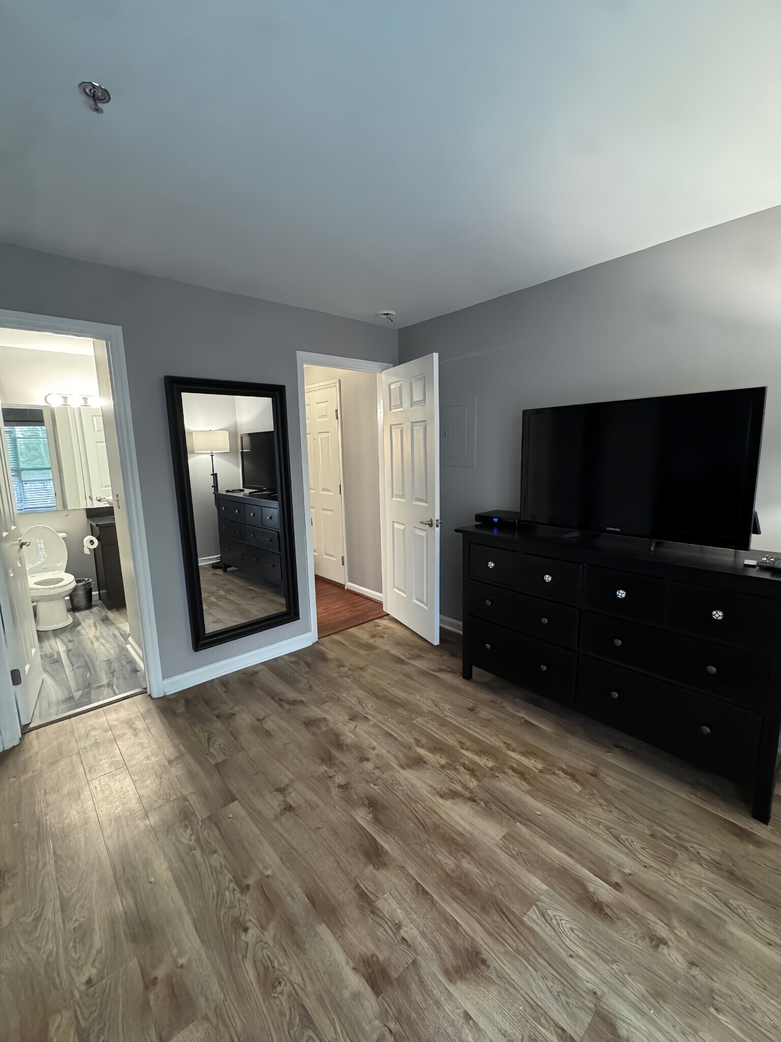 Building Photo - 513 N Graham St