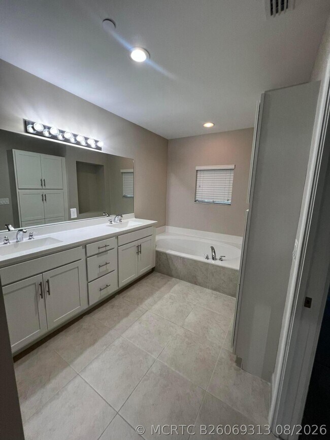 Building Photo - 14404 Emerald Pl Wy