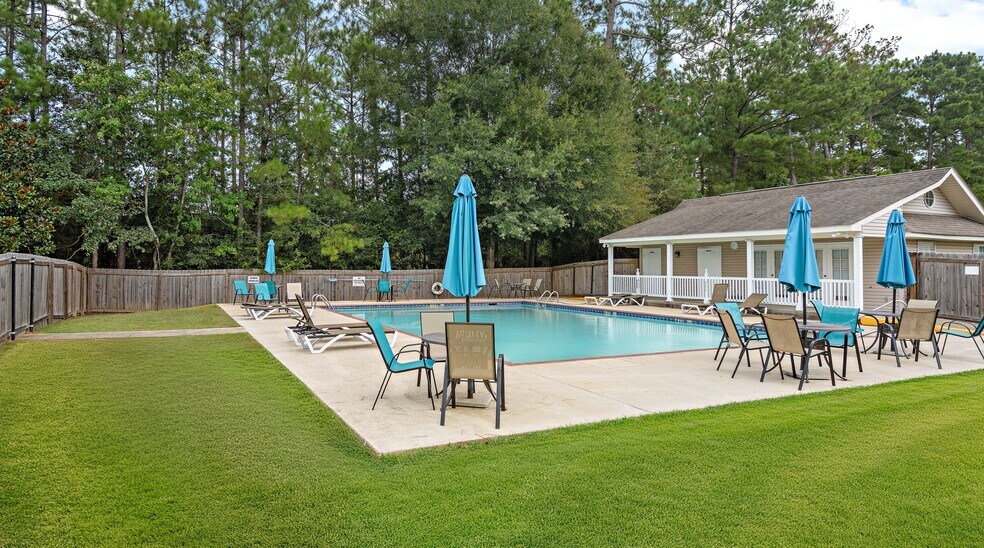 Community Pool w/Club House - 2084 Dundee Loop N