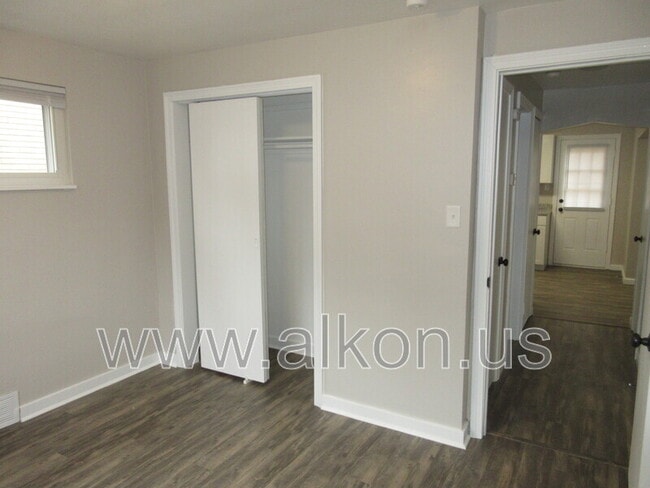 Building Photo - 346 Connor St