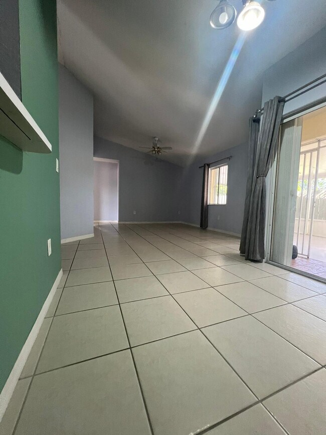 Building Photo - 3004 San Remo Cir