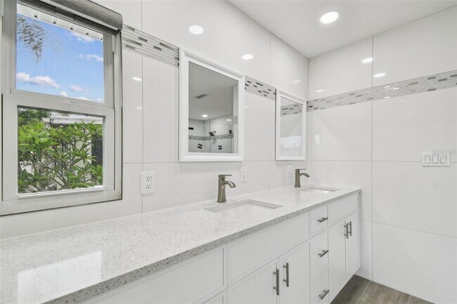 Building Photo - 3938 Versailles Dr