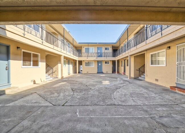 Building Photo - 1590 Oregon St