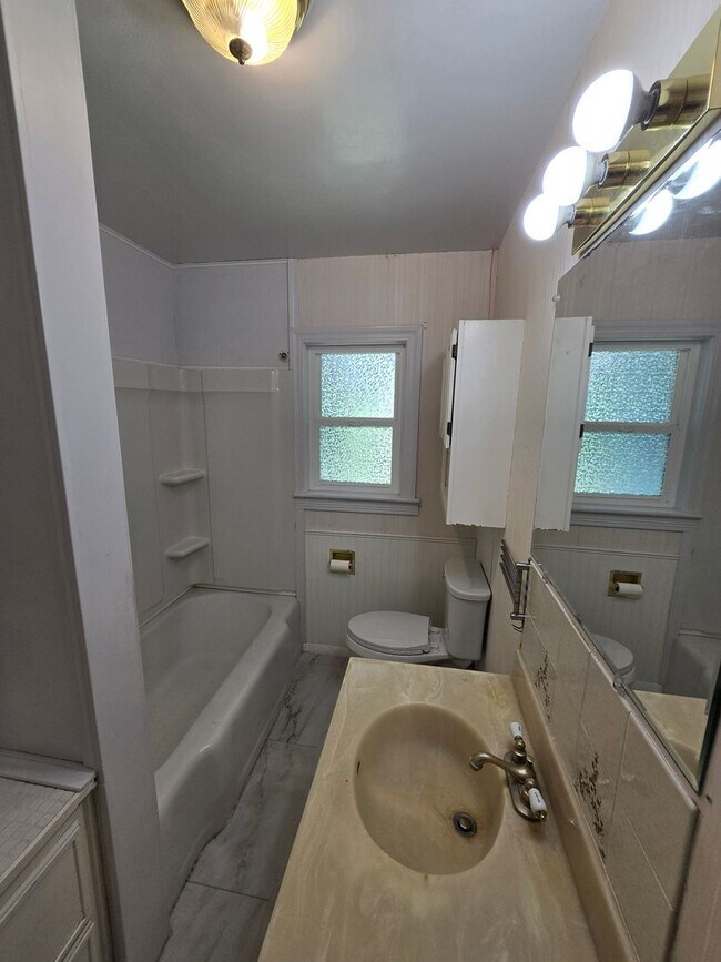 Building Photo - Spacious 4 Bedroom Home with Solar Panels, Fully Fenced Yard on Rimrock Rd