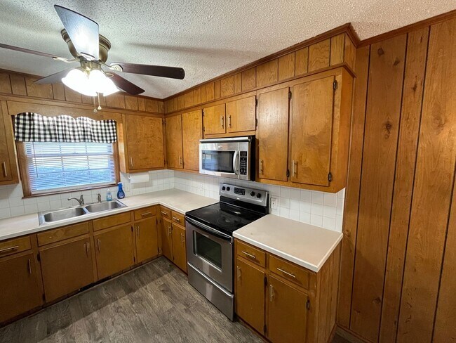 Building Photo - Spacious 4-Bedroom 3-Bathroom Brick Home in Arcadia Area