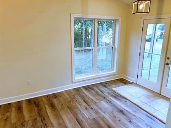 Building Photo - ***BEAUTIFUL QUAINT HOME NEAR MAYRIVER***