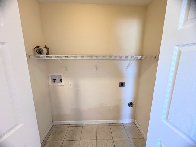 Building Photo - Newly Renovated Fenced Home Close to FLW!