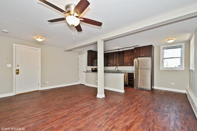 Building Photo - 644 W Wrightwood Ave