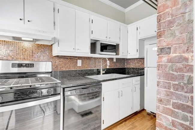 Building Photo - 952 Myrtle St NE