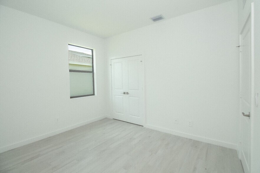 Building Photo - 5929 SE Sky Blue Cir
