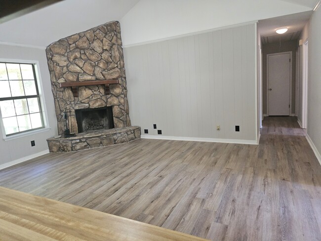 Building Photo - 9420 Burnt Tree Dr