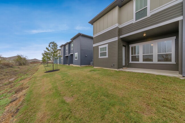 Building Photo - 1015 Vista View Dr