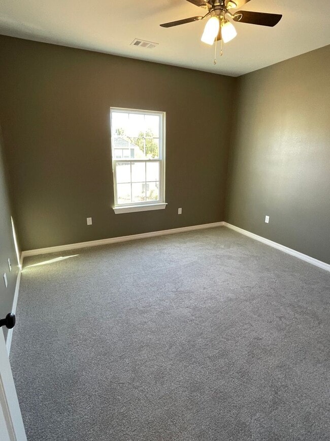 Building Photo - Comfortable 3/2 in Desired Neighborhood