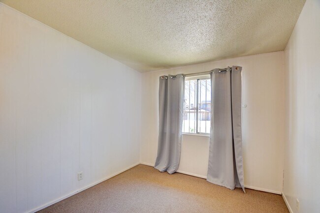 Building Photo - SPARKLING POOL! 4 BEDROOM
