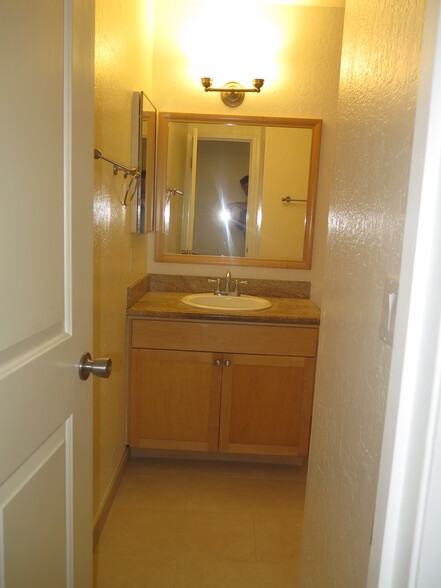 Bathroom Pic #1 - 1085 Murrieta Boulevard