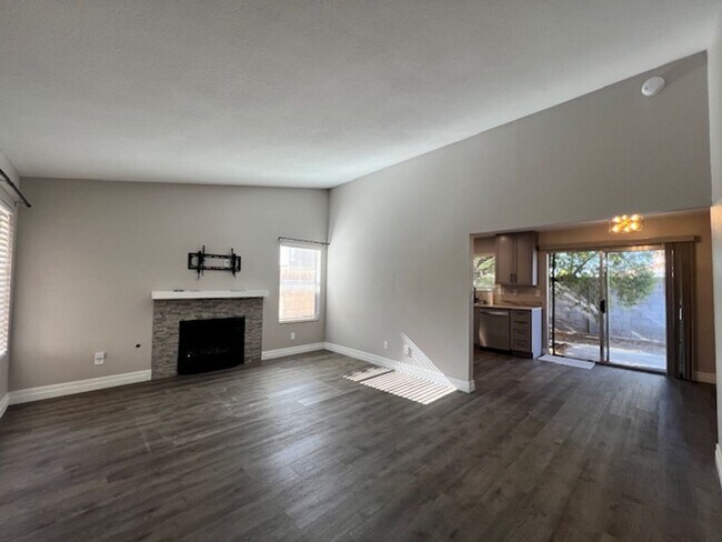 Building Photo - Fabulous 3 bedroom  Home