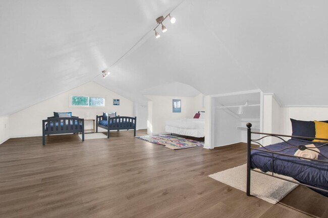 Building Photo - 424 Pearl St