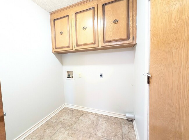 Building Photo - 20 Fernwood Dr