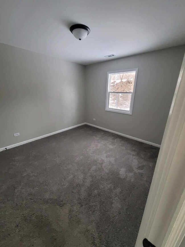 Building Photo - New Rehabbed home close to the train and toll roads