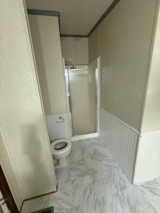 Building Photo - Large Updated Three Bedroom