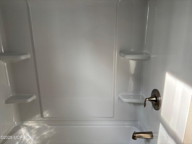 Building Photo - 148B Bayshore Dr