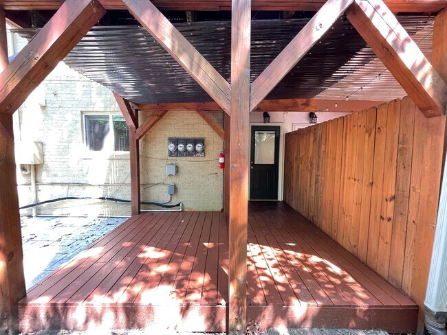 Building Photo - Sweet Spot in Carrboro! Inviting, updated 3br 2ba condo...Walk to Weaver St. & minutes to UNC