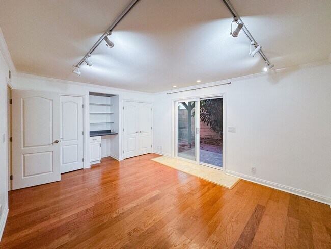 Building Photo - Beautiful 3 Beds 2 Baths Townhome in  Hermosa Beach