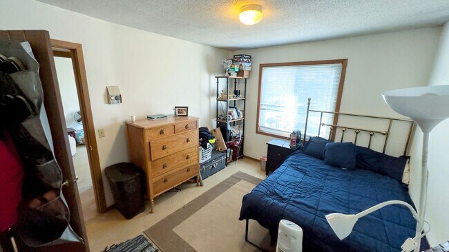 Building Photo - 3 Bed 1 Bath Apartment - Be Close To Everything!.