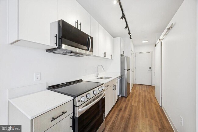 Building Photo - 4240 Chestnut St