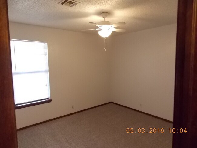 Building Photo - Duplex for lese