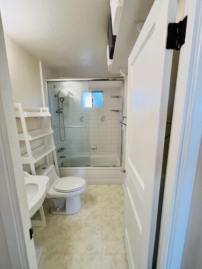 Building Photo - $3,000 - 2 Bed / 1 Bath House in Crest - Ready for Move in!