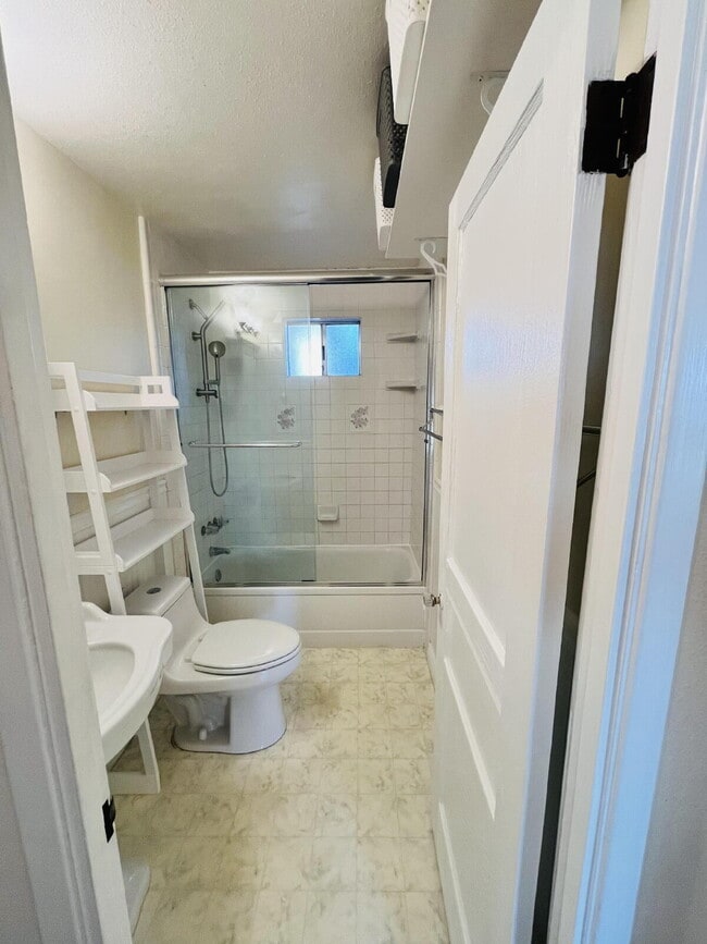 Building Photo - $3,100 - 2 Bed / 1 Bath House in Crest - Ready for Move in!