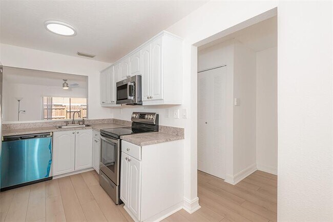 Building Photo - 9481 Palm Cir