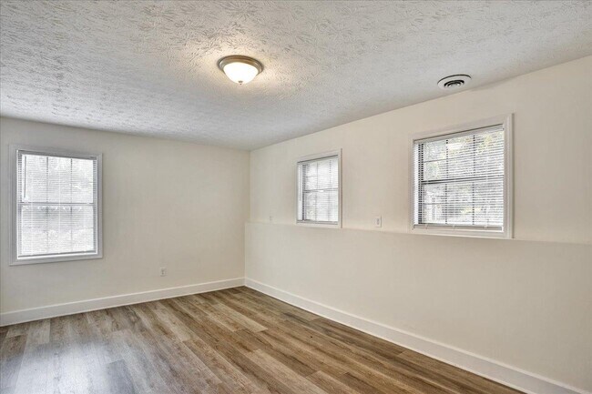 Building Photo - 1812 Wiggins Cir SW