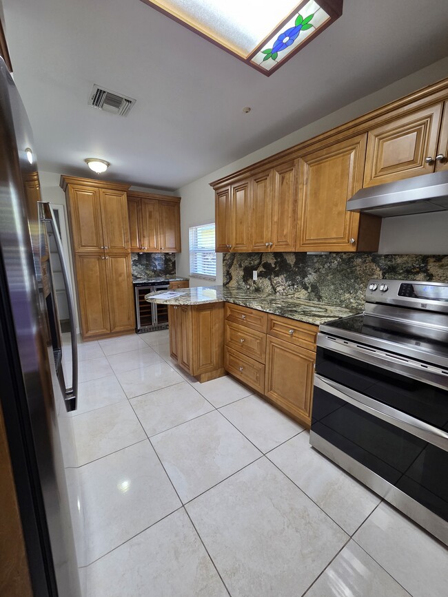 Building Photo - 1008 Macy St